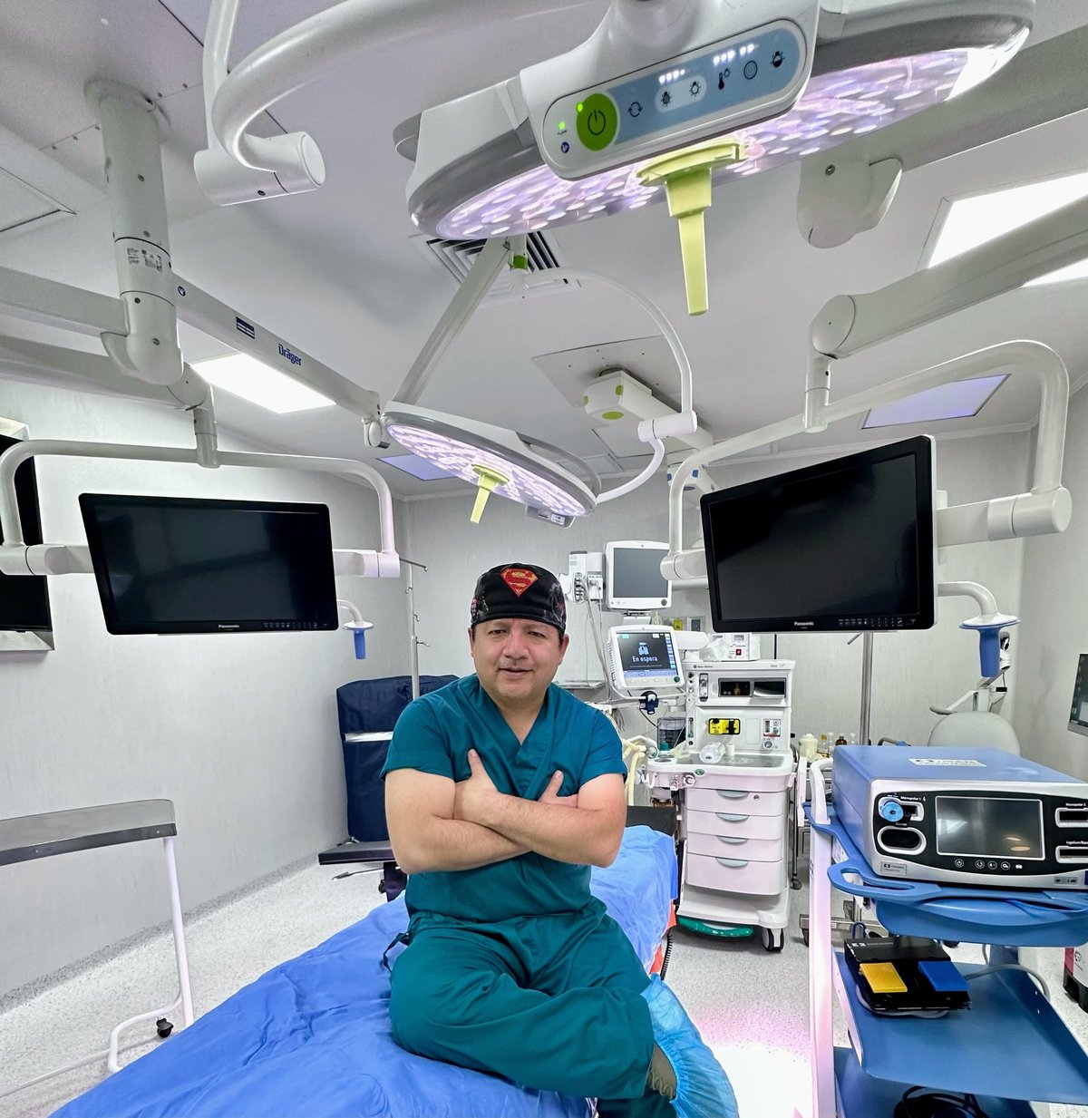 Dr. Huatuco en sala de operaciones